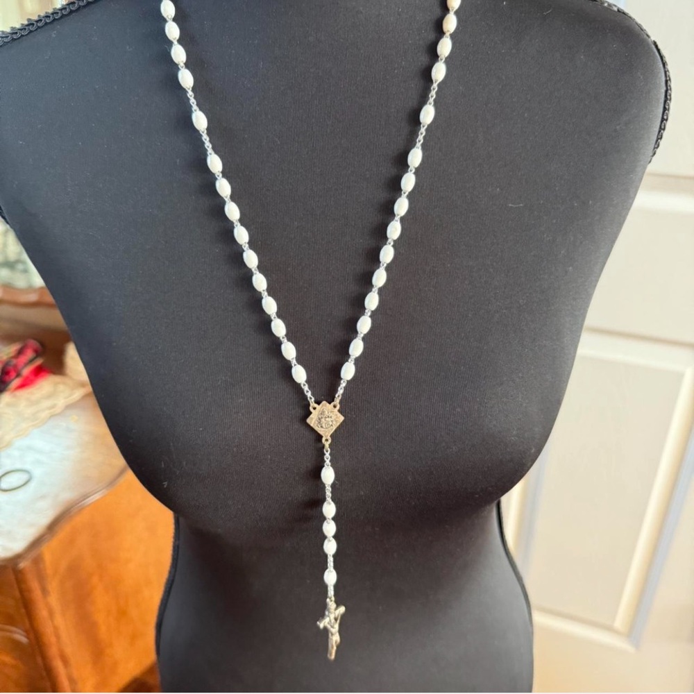 Elegant vintage White Beaded Rosary Necklace
